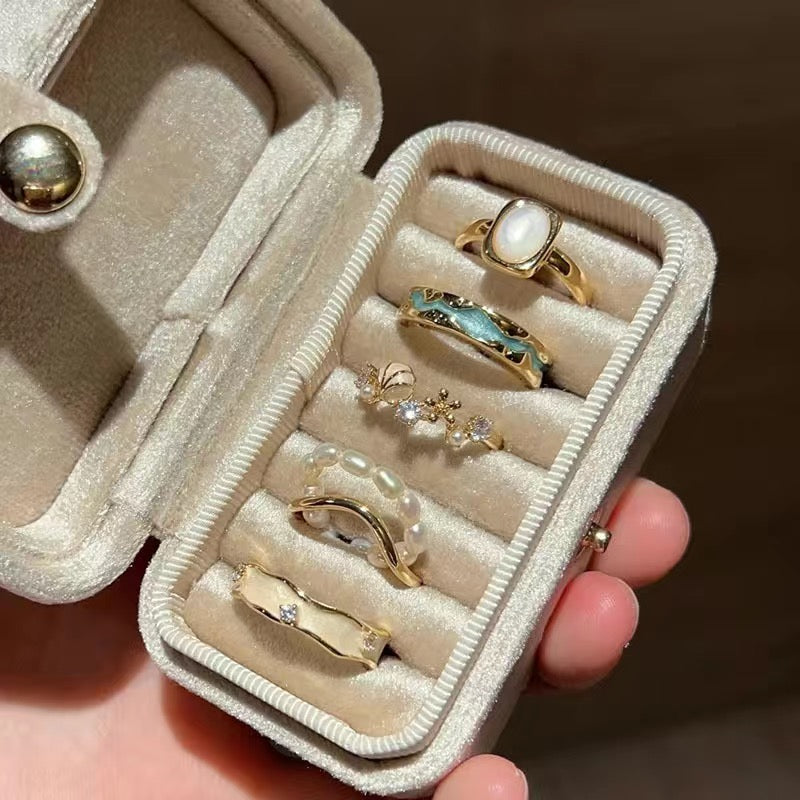 Holiday style exquisite ring set